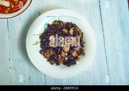 Schwarzer Reis Risotto mit Pilzen und karamellisierten Zwiebeln Stockfoto