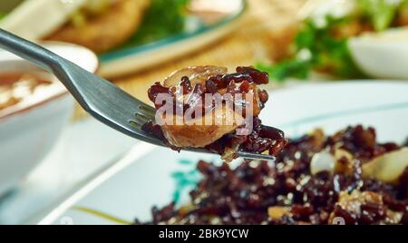 Schwarzer Reis Risotto mit Pilzen und karamellisierten Zwiebeln Stockfoto