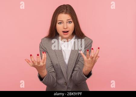 Worin besteht das Problem? Porträt von gereizten empörten jungen Frau in Business-Anzug die Hände in Wut und schreien, warum, was wollen Sie, streiten Stockfoto