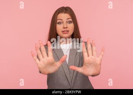 Halt, ich fürchte! Porträt von erschrocken junge Frau in Business-Anzug heben die Hände vor Angst, Phobie zu verstecken, mit erschrocken erschrocken expressi Stockfoto