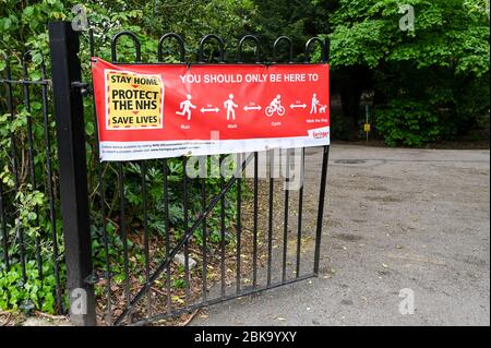 Ein Banner auf einem Parktor (Haringey, London) mit "Bleibe nach Hause, schütze den NHS" und "Du solltest nur hier sein, um zu laufen, zu laufen, zu radeln oder den Hund zu laufen". Stockfoto