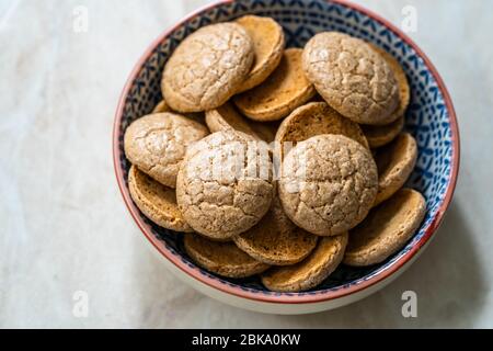 Weiche italienische Amaretti Kekse in Keramikschale. Traditionelle Dessert-Snacks. Stockfoto