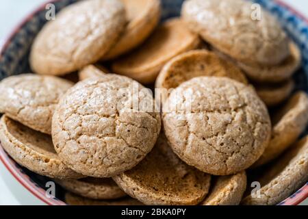 Weiche italienische Amaretti Kekse in Keramikschale. Traditionelle Dessert-Snacks. Stockfoto