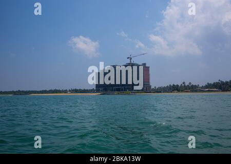 Unter Einengung mehrstöckiges Hotel am Meeresstrand in Negombo, Srilanka. Stockfoto