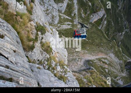 Seilbahn von Fuente De aufsteigende Bergklippen mit felsigen Vordergrund in den Picos de Europa Cantabria Spanien Stockfoto