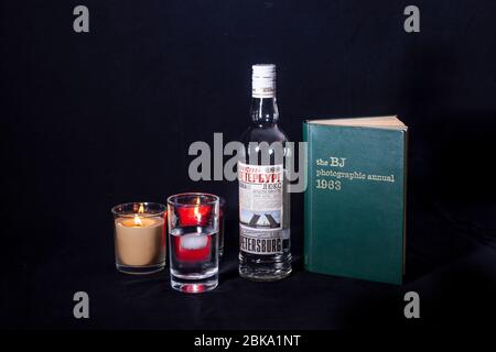Flasche Getränk und ein Buch der Britisch Journal fotografischen Jahres 1963 vor einem schwarzen Hintergrund