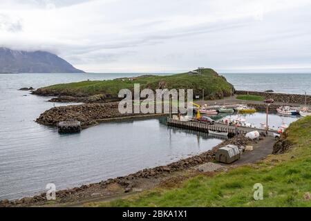 Gesamtansicht des Habitats und Harborins Borgarfjarðarhöfn des Atlantischen Papageientaucher (Fratercula arctica) im Nordosten Islands. Stockfoto