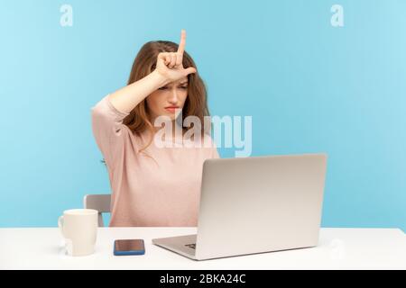Job verloren. Traurig depressiv junge Frau zeigt Verlierer Geste auf Laptop-Bildschirm, erzählen über ihre Entlassung auf Video-Anruf, verzweifelt über unglücklichen Tag. In Stockfoto