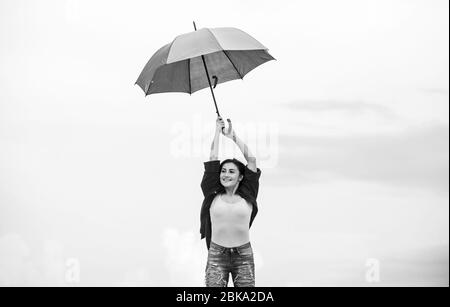 Fallschirm Konzept. Aufgeschlossene Person. Mädchen das Gefühl gut Himmel Hintergrund. Gutes Wetter. Einladende fallen. Hübsche Frau mit bunten Regenschirm. Regenbogen Regenschirm. Regenwetter. Gute Laune. Gute Laune. Stockfoto