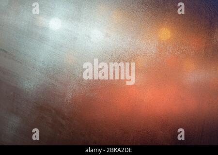Nebelglas mit einem nächtlichen Straßenhintergrund Stockfoto