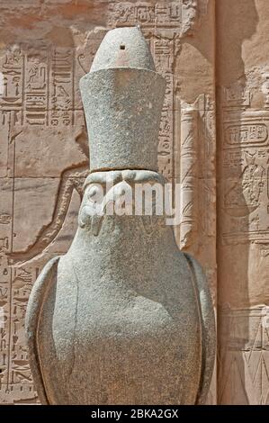 altägyptischer Tempel des Horus in Edfu mit Nahaufnahme einer riesigen Statue und Hieroglyphen Stockfoto