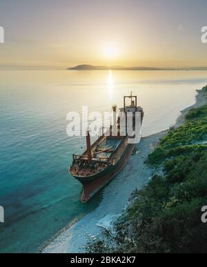 Schiffbruch. Trockenes Frachtschiff an der Küste. Stockfoto