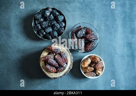 Verschiedene Art von rohen Dattobst bereit, auf Beton Hintergrund zu essen. Traditionelle, köstliche und gesunde ramadan-Speisen. Medina, Iran, Bagdad. Stockfoto