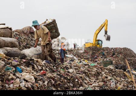 Jakarta, DKI Jakarta, Indonesien. Mai 2020. Arbeiter transportieren einen Müllhaufen, der ein Berg in der integrierten Abfallverarbeitungsanlage (TPST) Bantar Gebang, Bekasi, West Java, Indonesien ist. Seit der erzwungenen sozialen Einschränkung des Großmaßes (PSBB) in Jakarta geht das Volumen des Mülls, der in die Region Bantar Gebang eindringt, natürlich drastisch zurück. Kredit: Muhammad Zaenuddin/ZUMA Wire/Alamy Live News Stockfoto