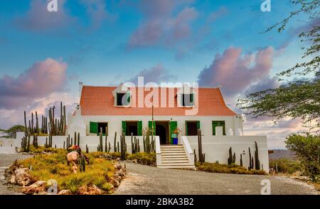 Weißes Stucco-Haus mit rotem Fliesendach Stockfoto