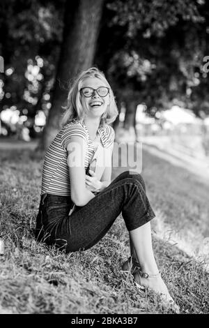 Mitarbeiter arbeiten im Freien. Draußen macht Arbeitnehmer Luft und Umwelt Variationen macht glücklich und gesund körperlichen emotionalen Ebene frischer. Effizienz und Produktivität. Mädchen Laptop im Freien. Stockfoto