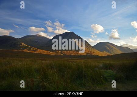 Nachmittags Herbstsonne markante Sron na Creise, Meall a Bhuiridh und Creag Dhubh in Glen Etive, Schottland Stockfoto