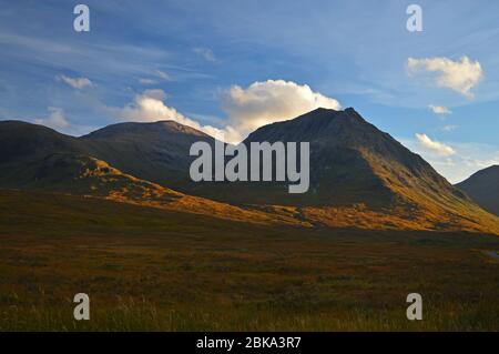 Nachmittags Herbstsonne markante Sron na Creise, Meall a Bhuiridh und Creag Dhubh in Glen Etive, Schottland Stockfoto