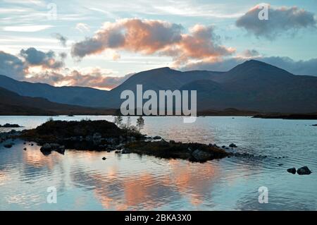 Sonnenuntergang in Lochan na h-Achlaise, Rannoch Moor, Highlands, Schottland Stockfoto