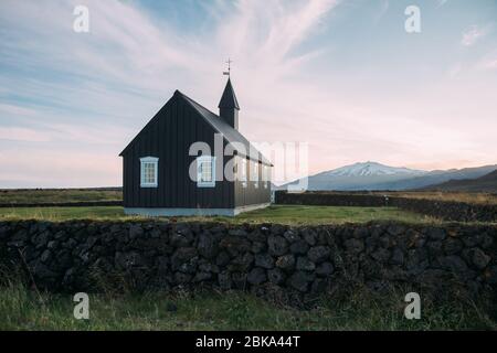 Die schwarze Kirche von Búðir auf Island Stockfoto