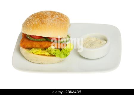 Fischfinger und Salat in einer Rolle mit Tartarsauce auf einem Teller isoliert gegen weiß Stockfoto