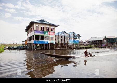 Häuser auf Stelzen, Maing Thauk Dorf, Inle See, Staat Shan, Myanmar, Asien Stockfoto