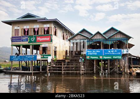 Restaurant auf Stelzen, Maing Thauk Dorf, Inle See, Staat Shan, Myanmar, Asien Stockfoto