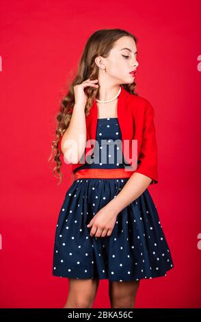 Nach ihrem persönlichen Stil. Alte Schule. Haare winken und Pflege. Gesunde starke Haare. Shampoo für Brünette Locks. Elegante Retro-Kind. Vintage Mode Dame. Kind lange lockiges Haar. Kleine Mädchen Make-up. Stockfoto