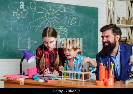 Erfahrung und Wissen. Mentorgesteuertes Programm für die Nachschulung. Praktische Kenntnisse. Grundkenntnisse. Lernen Sie hart. Intelligente Familie. Kinderbetreuung und Entwicklung. Kritisches Denken und Problemlösung. Stockfoto