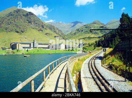 Track und Übersicht. Vall de Nuria, Provinz Gerona, Katalonien, Spanien. Stockfoto