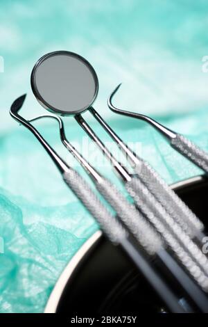 Instrumente, die vom Zahnarzt verwendet werden. Stockfoto