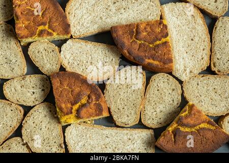 Frisch Vollkorn, Mais, Hafer und Roggenbrotscheiben. Köstliche, biologische und gesunde hausgemachte Speisen. Flach liegend, Draufsicht. Stockfoto