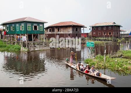 Häuser auf Stelzen, Maing Thauk Dorf, Inle See, Staat Shan, Myanmar, Asien Stockfoto