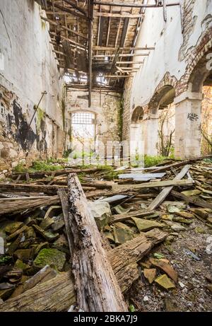 Innenansicht von Holz in den Ruinen der verlassenen Öl- und Seifenfabrik in Korfu, Griechenland Stockfoto