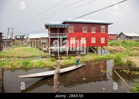 Häuser auf Stelzen, Maing Thauk Dorf, Inle See, Staat Shan, Myanmar, Asien Stockfoto