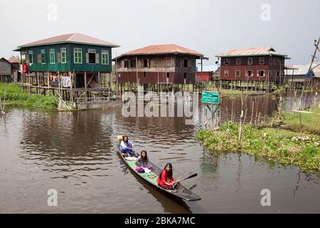 Häuser auf Stelzen, Maing Thauk Dorf, Inle See, Staat Shan, Myanmar, Asien Stockfoto