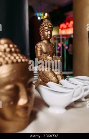 Buddha-Statue auf dem Hintergrund von Club-Lichtern Stockfoto