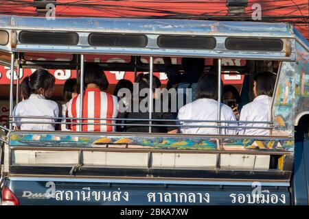 AYUTTHAYA, THAILAND, JAN 27 2020, Geteilte Taxi-Pickup-Fahrt im Verkehr auf Bangkok Street. Stockfoto