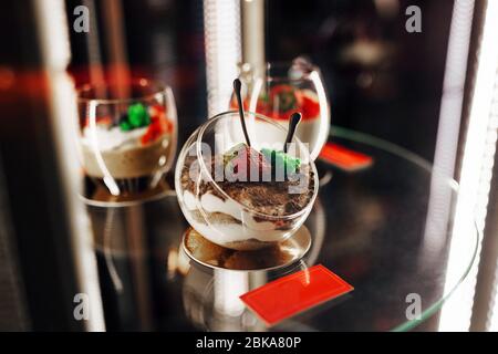 Tiramisu Dessert in einer Glasschüssel Stockfoto