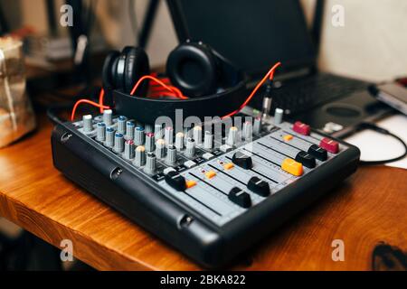 DJ spielt Musik im Club Stockfoto