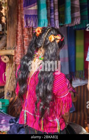 Lange Haare von langhalsigen Karen Frau mit Stammesschmuck und Messingringen am Hals in Chiang Rai, Thailand. Stockfoto