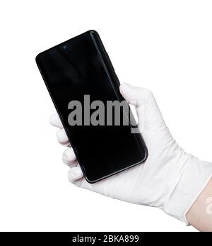 Mann Hand mit weißem Latex Handschuh zeigt einen schwarzen Handy-Bildschirm isoliert auf einem weißen Hintergrund Stockfoto