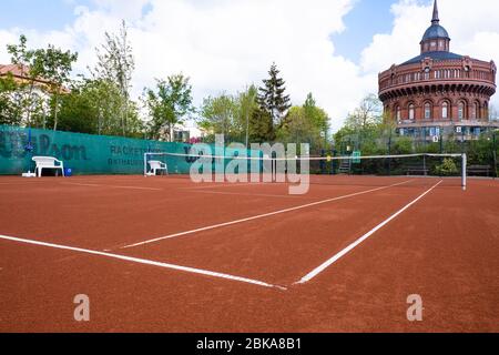 Kiel, Deutschland. Mai 2020. Für den Saisonstart ist ein Tennisplatz im Ravensberger Bezirk vorbereitet. Ab dem 4. Mai 2020 darf in Schleswig-Holstein unter strengen Hygienevorschriften Tennis gespielt werden, zunächst als Einzelspiel. Aufgrund des Kontaktverbots ist jede Form der Begrüßung von Spielern mit physischem Kontakt verboten. Der Mindestabstand von 1.5 Metern muss jederzeit eingehalten werden. Quelle: Frank Molter/dpa/Alamy Live News Stockfoto