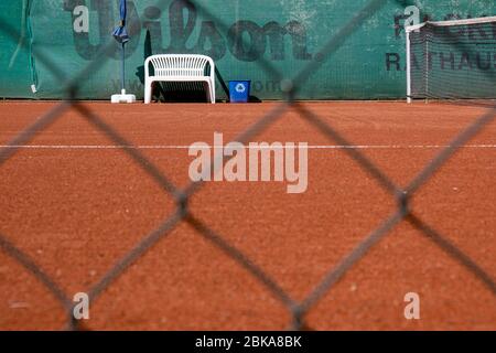 Kiel, Deutschland. Mai 2020. Auf einem Tennisplatz im Schleswig-holsteinischen Ravensberg wird weit von der Netzpfosten eine Spielbank aufgestellt, und ab dem 4. Mai 2020 kann Tennis unter strengen Hygienevorschriften wieder als Einzelspiel gespielt werden. Aufgrund des Kontaktverbots ist jede Form der Begrüßung von Spielern mit physischem Kontakt verboten. Der Mindestabstand von 1.5 Metern muss jederzeit eingehalten werden. Quelle: Frank Molter/dpa/Alamy Live News Stockfoto