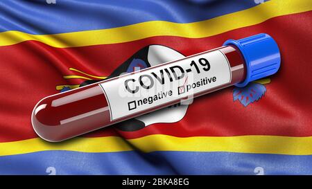 Flagge von Eswatini winkend im Wind mit einem positiven Covid-19 Blutprobe Rohr. Stockfoto