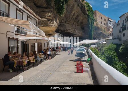 Setenil de las Bodegas, Provinz Cádiz, Andalusien, Spanien. Stockfoto