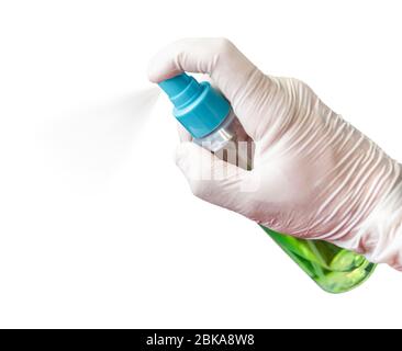 Eine männliche Hand in einem medizinischen Handschuh hält ein Antiseptikum gegen Coronavirus und sprüht es in die Luft. Isoliert auf grauem Hintergrund. Konzept. Stockfoto