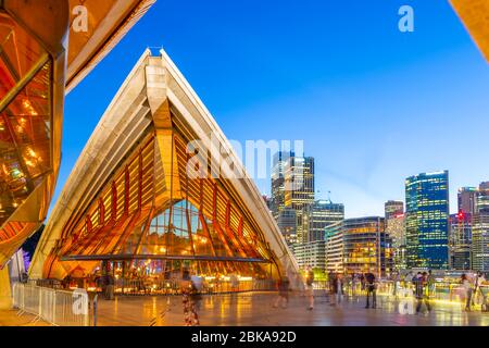 Blick auf das Opernhaus von Sydney und die Skyline der Stadt in der Abenddämmerung, Sydney, New South Wales, Australien Stockfoto