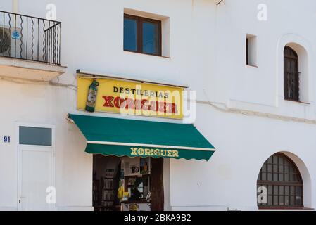 Menorca, Spanien - 16. Oktober 2019: Die Xoriguer Gin-Brennerei im Hafen von Mahon auf Menorca. Spanien Stockfoto