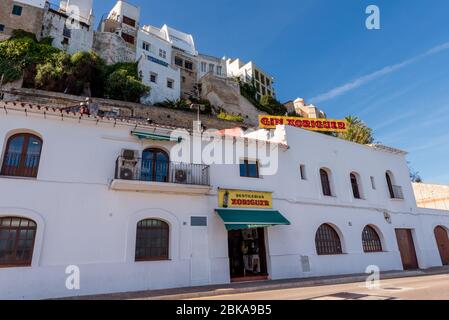 Menorca, Spanien - 16. Oktober 2019: Bau der Xoriguer Gin-Brennerei im Hafen von Mahon auf Menorca. Spanien Stockfoto